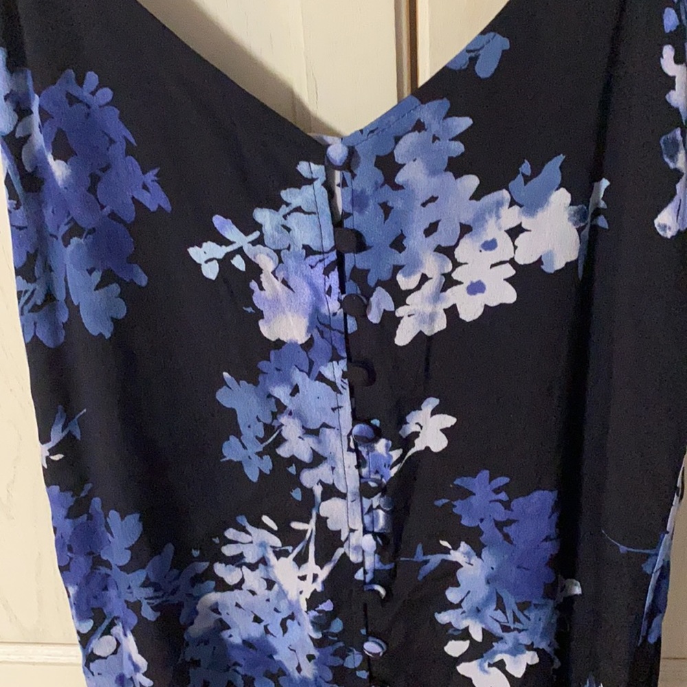 An Olivaeous floral tunic top in Small. - Picture 2 of 4